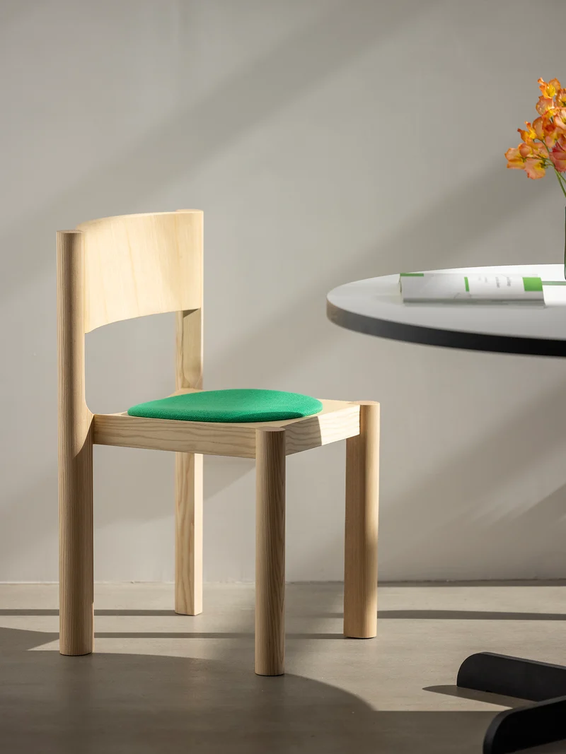 Chaise Paume frêne naturel - tissu vert C3046