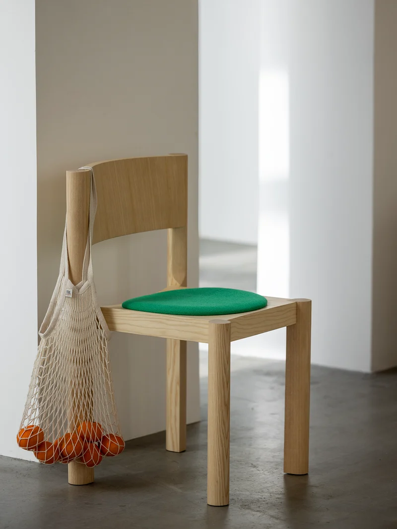 Chaise Paume frêne naturel - tissu vert C3046