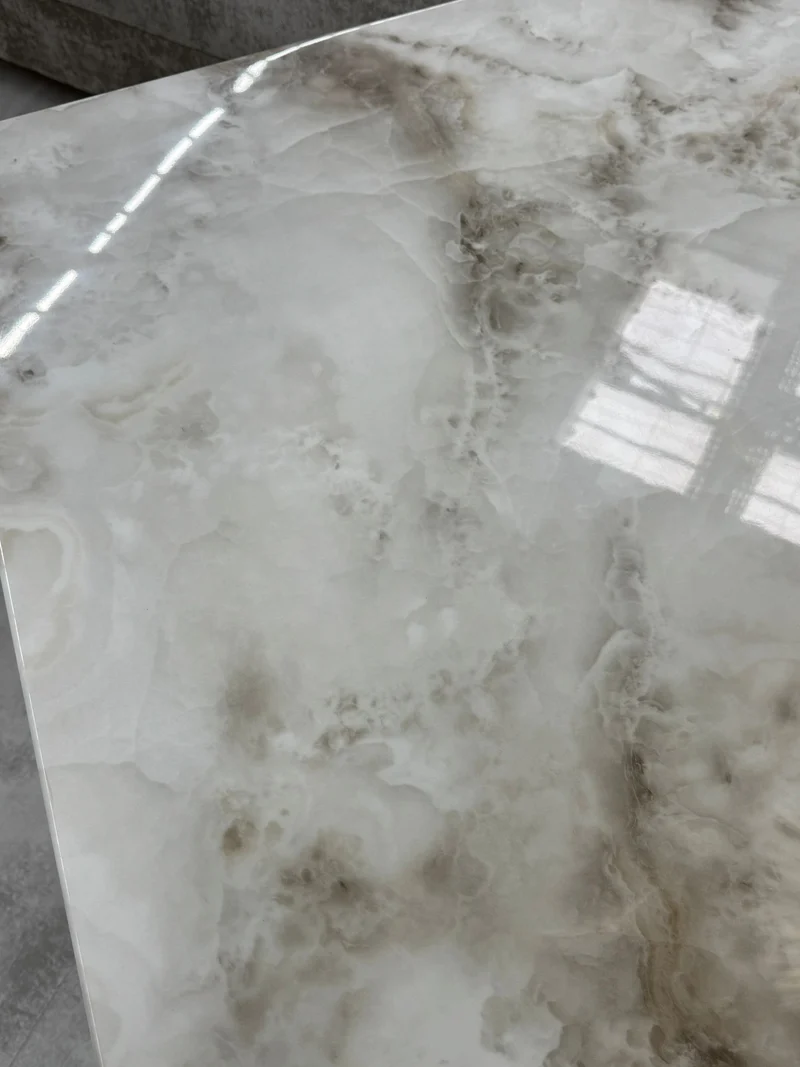 Table à Manger Olivia 180 cm – Verre Trempé Effet Marbre Blanc & Pieds Dorés