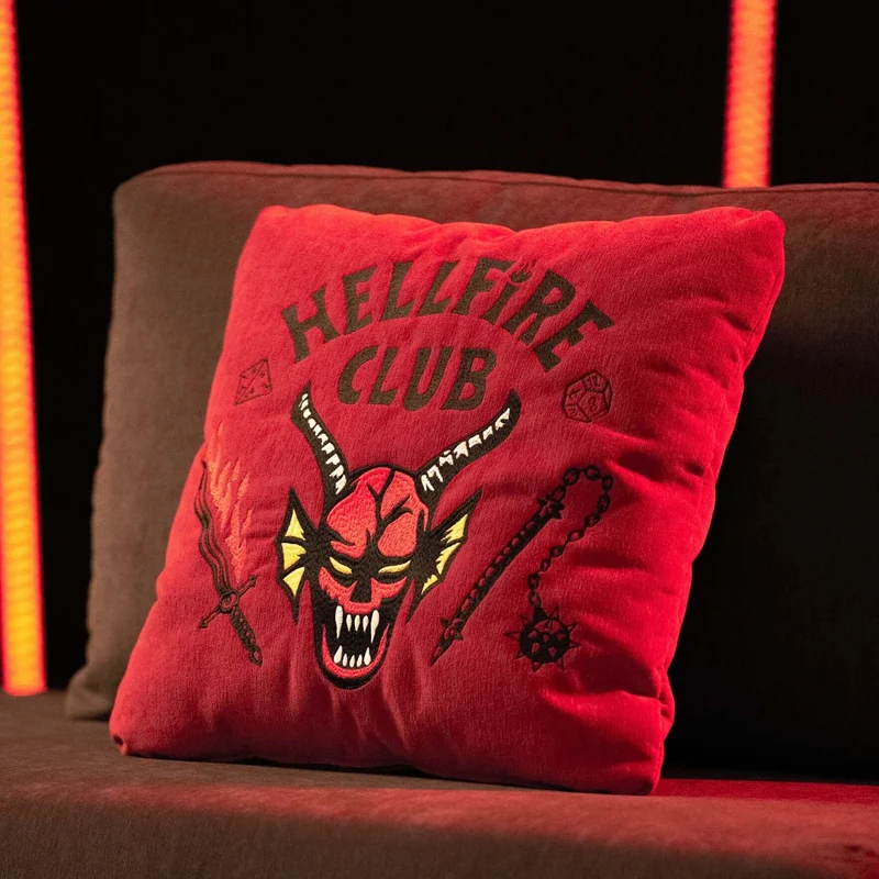 Coussin Hellfire Club Stranger Things Édition Limtée avec broderie – tissu détachable 45x45 Rouge