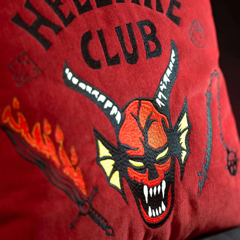 Coussin Hellfire Club Stranger Things Édition Limtée avec broderie – tissu détachable 45x45 Rouge
