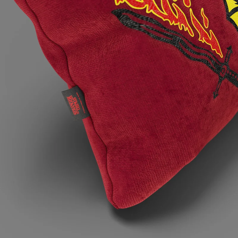 Coussin Hellfire Club Stranger Things Édition Limtée avec broderie – tissu détachable 45x45 Rouge