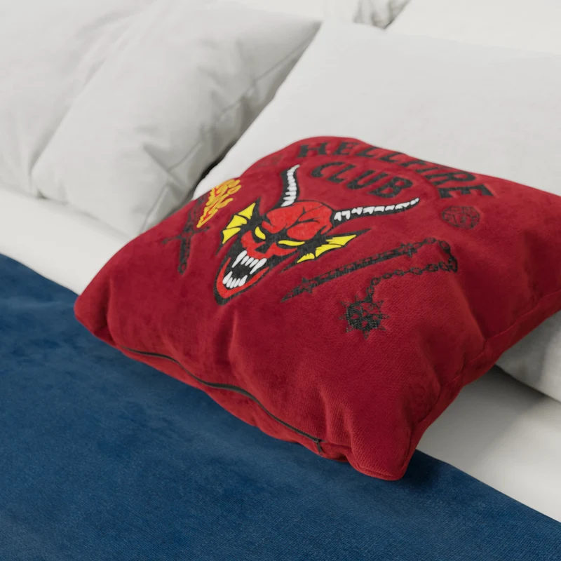 Coussin Hellfire Club Stranger Things Édition Limtée avec broderie – tissu détachable 45x45 Rouge