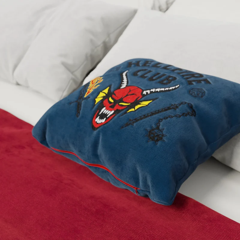 Coussin Hellfire Club Stranger Things Édition Limtée avec broderie – tissu détachable 45x45 Bleu