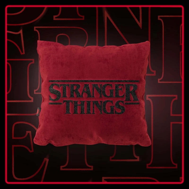 Coussin Stranger Things Édition Limitée avec broderie – tissu détachable 45x45 Rouge