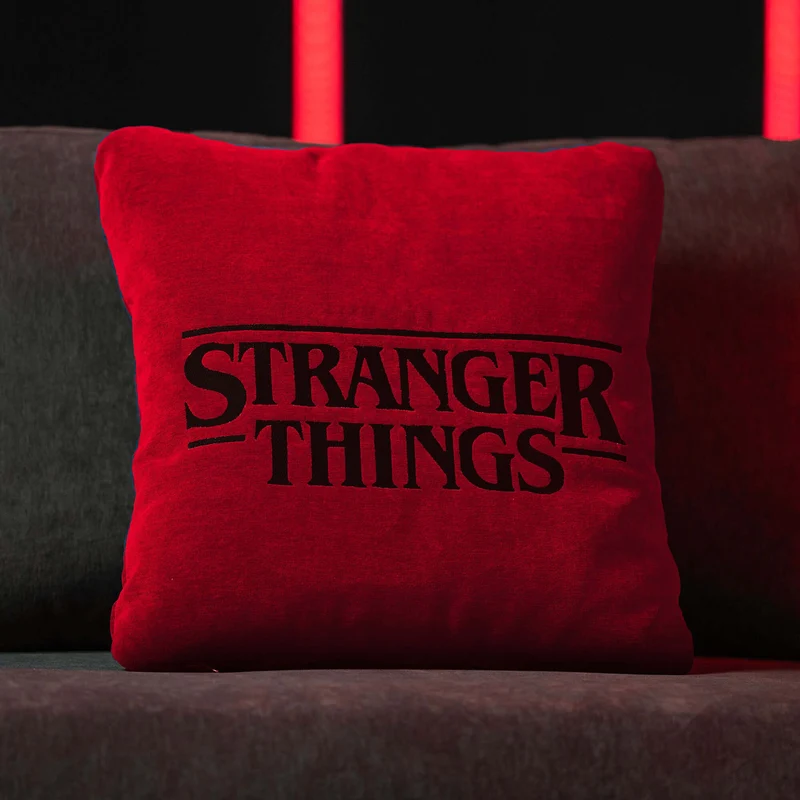 Coussin Stranger Things Édition Limitée avec broderie – tissu détachable 45x45 Rouge