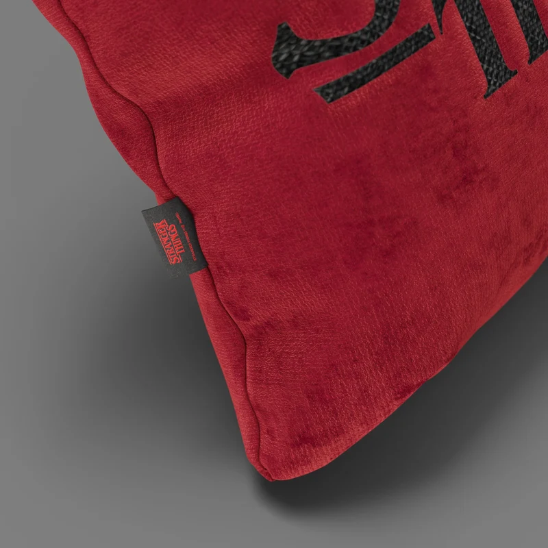 Coussin Stranger Things Édition Limitée avec broderie – tissu détachable 45x45 Rouge
