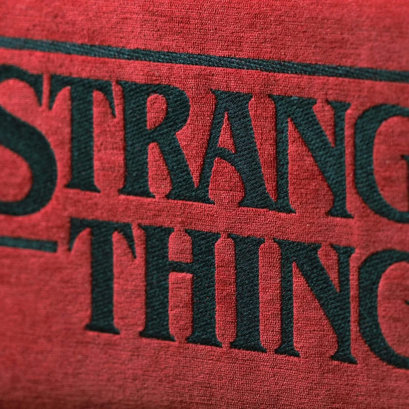 Coussin Stranger Things Édition Limitée avec broderie – tissu détachable 45x45 Rouge