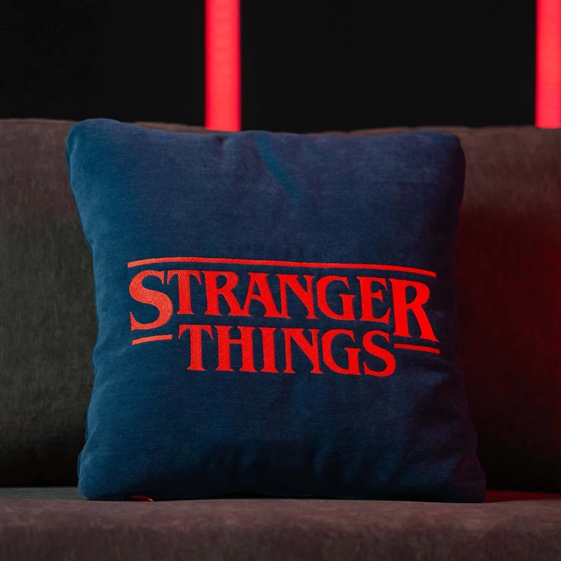 Coussin Stranger Things Édition Limitée avec broderie – tissu détachable 45x45 Bleu