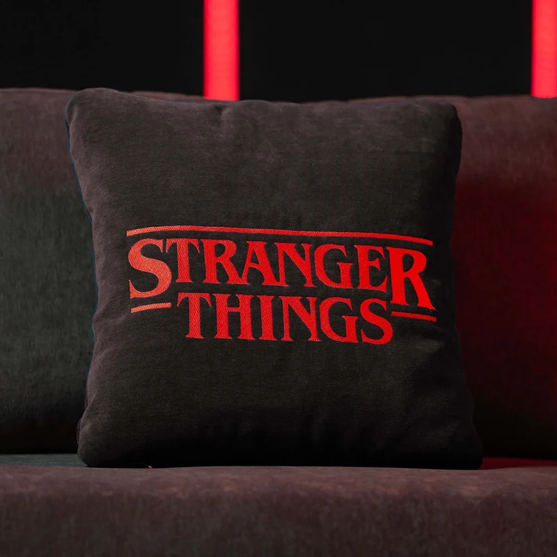 Coussin Stranger Things Édition Limitée avec broderie – tissu détachable 45x45 Anthracite