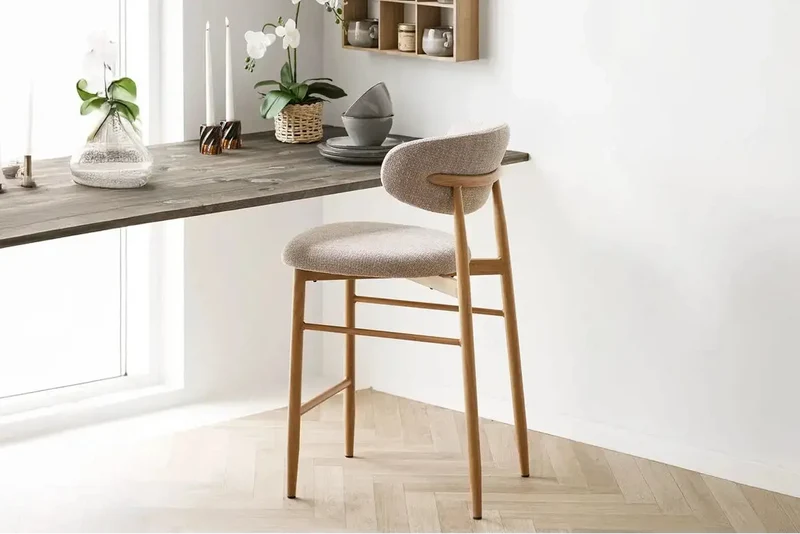 Chaise de Bar LEVANTO Tissu Sable Pieds Effet Bois - 52 x 55 cm