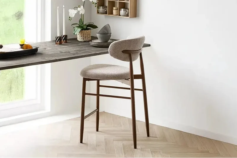 Chaise de Bar LEVANTO Tissu Sable Pieds Effet Bois - 52 x 55 cm