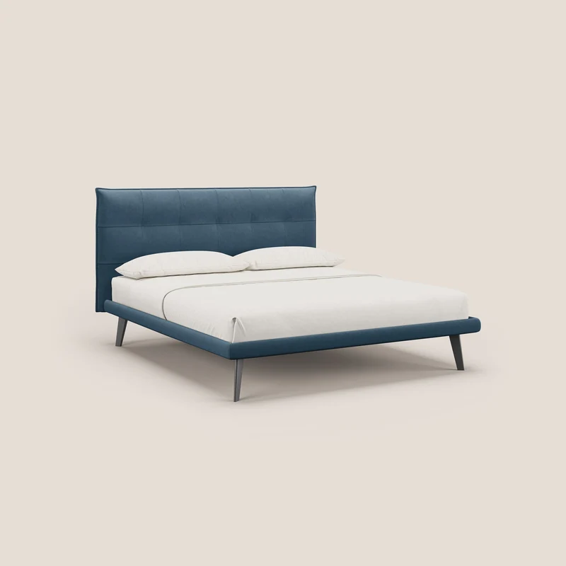 Brigitte lit avec tête de lit matelassée pieds hauts foncés et tissu imperméable T09 bleu