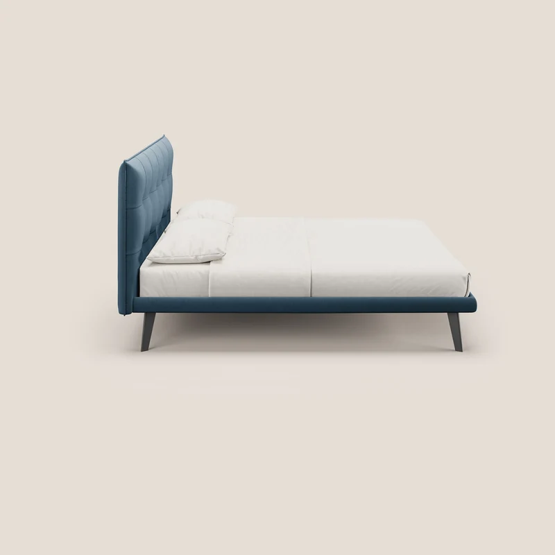 Brigitte lit avec tête de lit matelassée pieds hauts foncés et tissu imperméable T09 bleu
