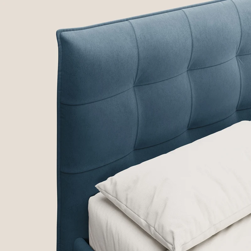 Brigitte lit avec tête de lit matelassée pieds hauts foncés et tissu imperméable T09 bleu