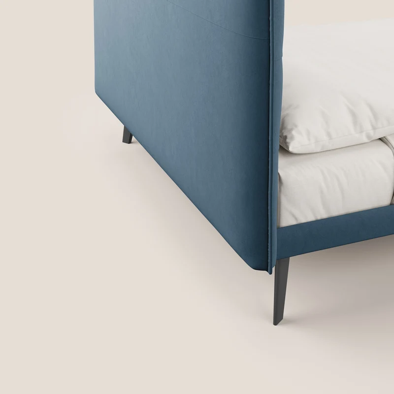 Brigitte lit avec tête de lit matelassée pieds hauts foncés et tissu imperméable T09 bleu