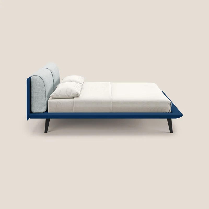 Petra lit design bicolore avec coussins en plumes, pieds foncés et tissu imperméable T11 et T06 bleu - bleu glacier