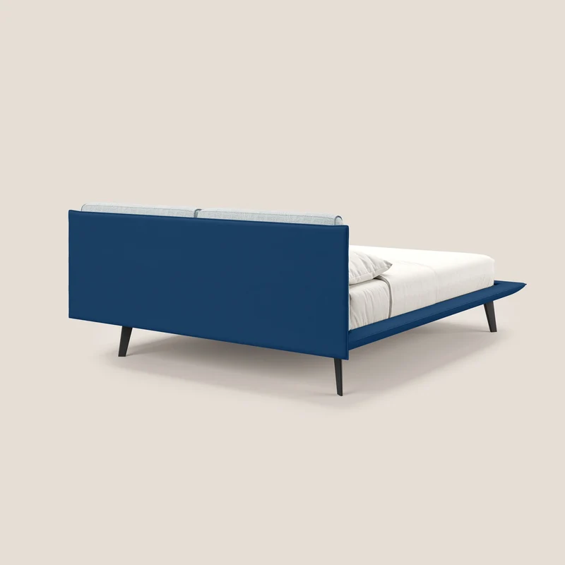 Petra lit design bicolore avec coussins en plumes, pieds foncés et tissu imperméable T11 et T06 bleu - bleu glacier