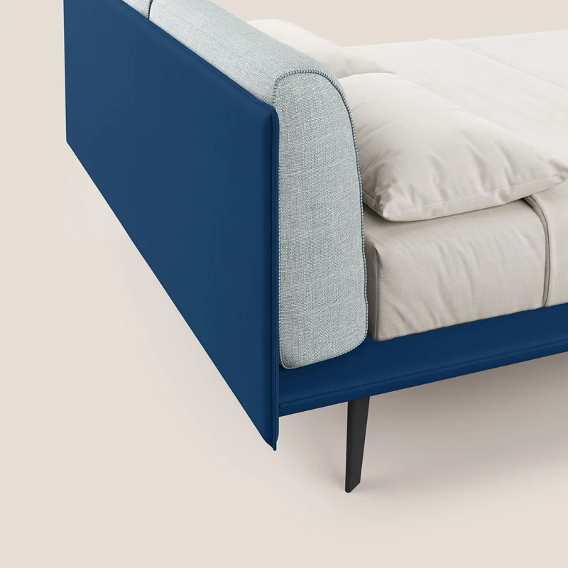 Petra lit design bicolore avec coussins en plumes, pieds foncés et tissu imperméable T11 et T06 bleu - bleu glacier
