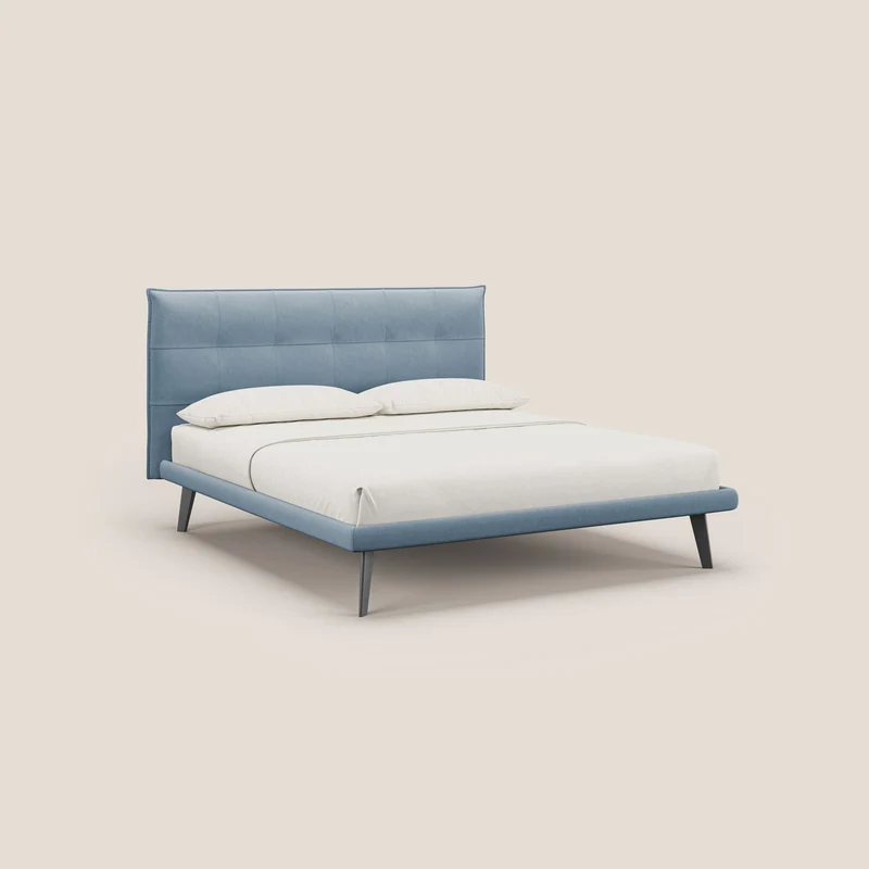 Brigitte lit avec tête de lit matelassée pieds hauts foncés et tissu imperméable T09 sucre glace