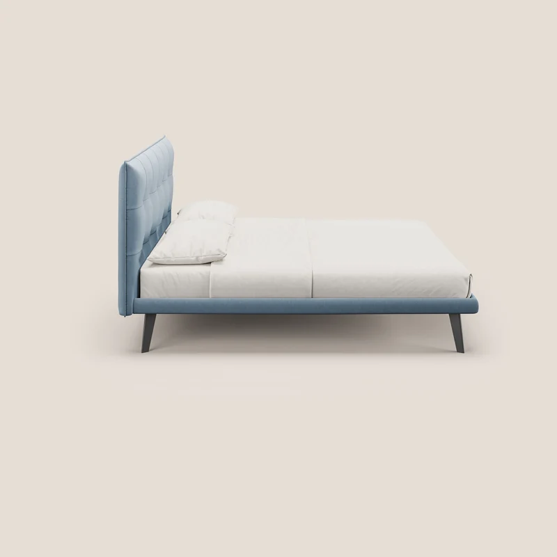 Brigitte lit avec tête de lit matelassée pieds hauts foncés et tissu imperméable T09 sucre glace