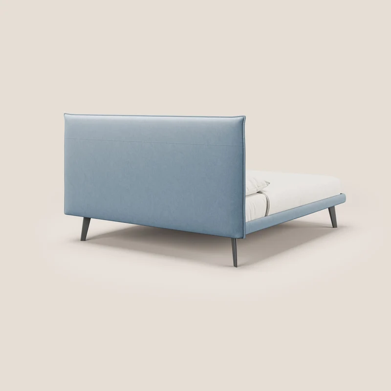 Brigitte lit avec tête de lit matelassée pieds hauts foncés et tissu imperméable T09 sucre glace