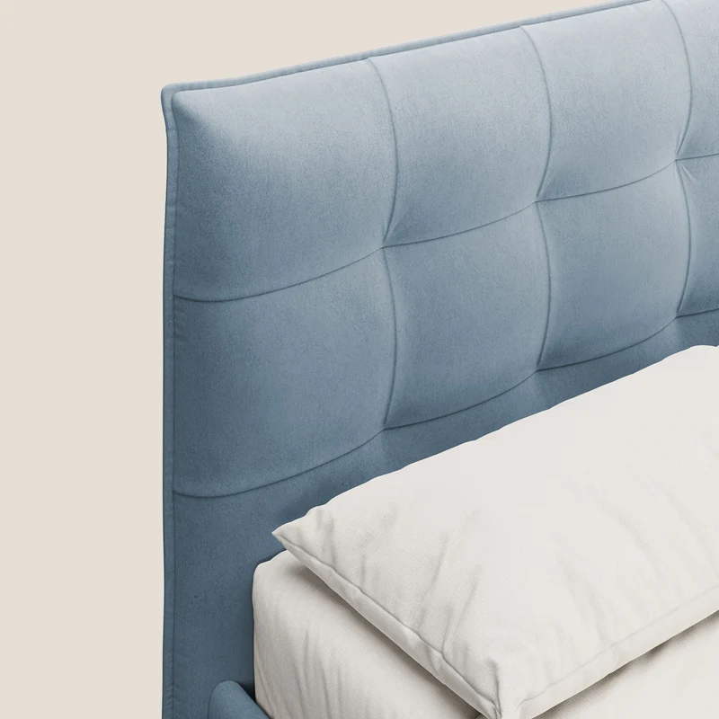 Brigitte lit avec tête de lit matelassée pieds hauts foncés et tissu imperméable T09 sucre glace