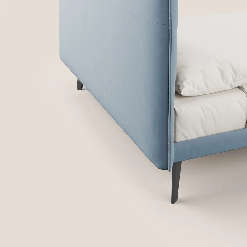 Brigitte lit avec tête de lit matelassée pieds hauts foncés et tissu imperméable T09 sucre glace