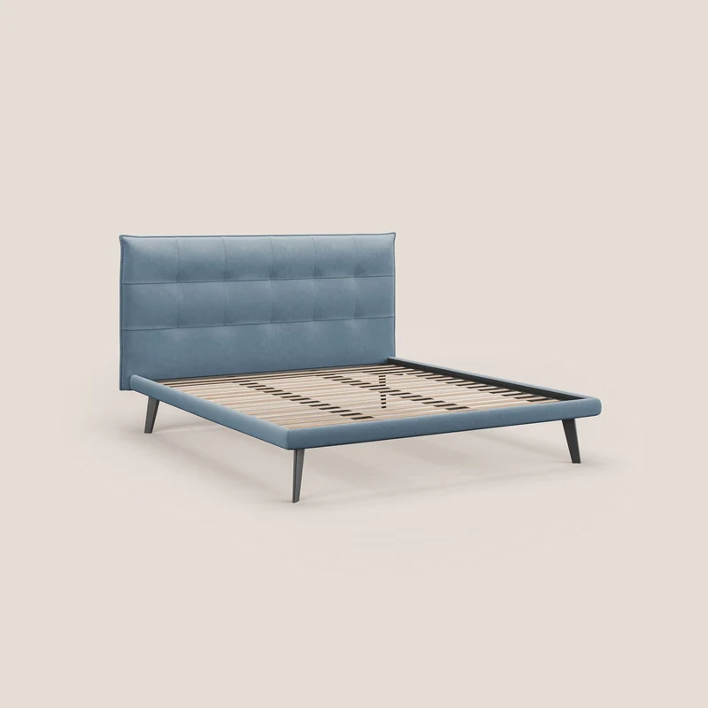 Brigitte lit avec tête de lit matelassée pieds hauts foncés et tissu imperméable T09 sucre glace
