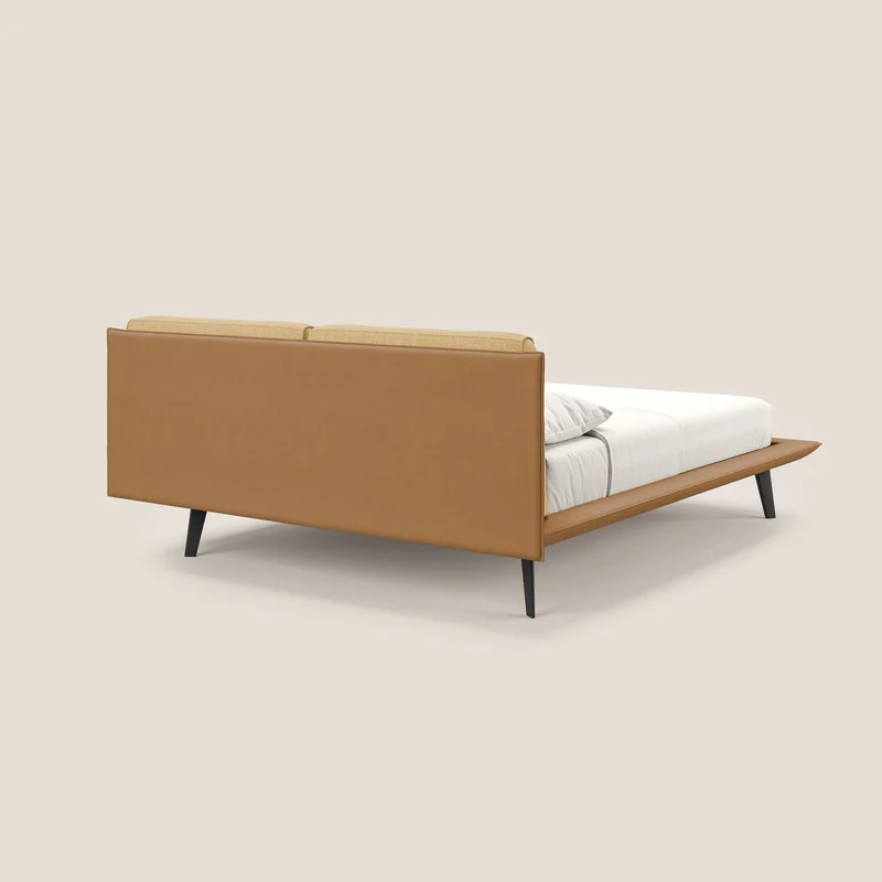 Petra lit design bicolore avec coussins en plumes, pieds foncés et tissu imperméable T11 et T06 cuir - jaune