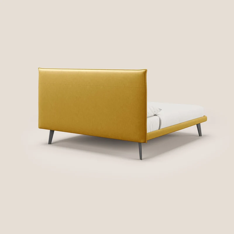 Brigitte lit avec tête de lit matelassée pieds hauts foncés et tissu imperméable T09 jaune