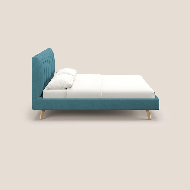 Selene lit rembourré avec pieds bois naturel déhoussable en tissu imperméable T02 bleu ciel