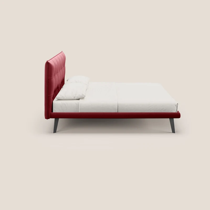Brigitte lit avec tête de lit matelassée pieds hauts foncés et tissu imperméable T09 rouge