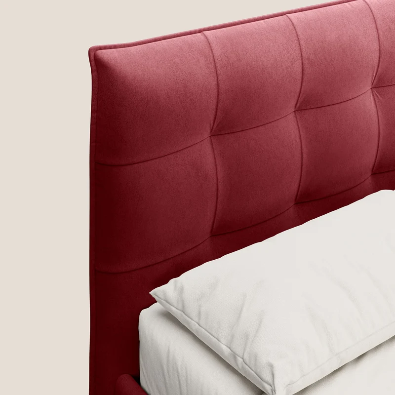 Brigitte lit avec tête de lit matelassée pieds hauts foncés et tissu imperméable T09 rouge