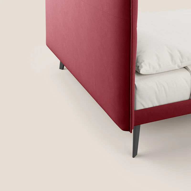 Brigitte lit avec tête de lit matelassée pieds hauts foncés et tissu imperméable T09 rouge