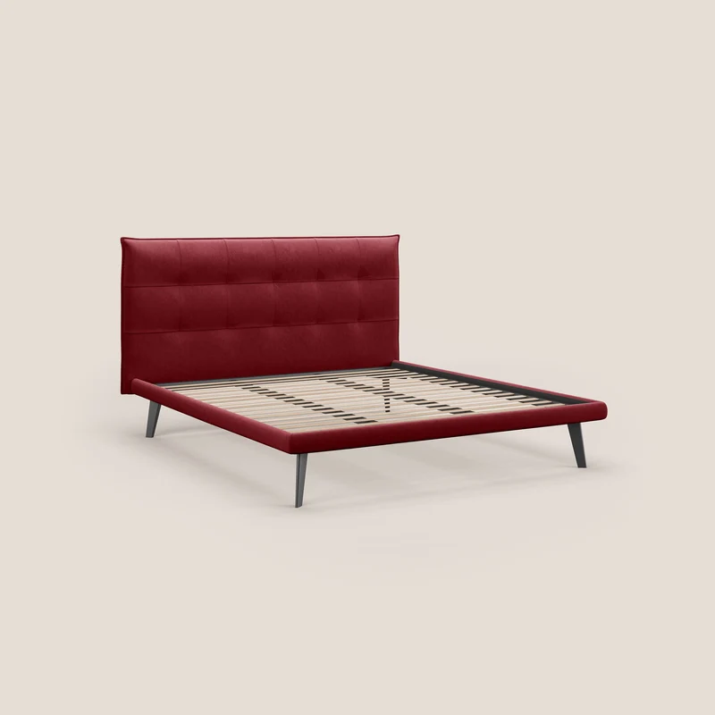 Brigitte lit avec tête de lit matelassée pieds hauts foncés et tissu imperméable T09 rouge