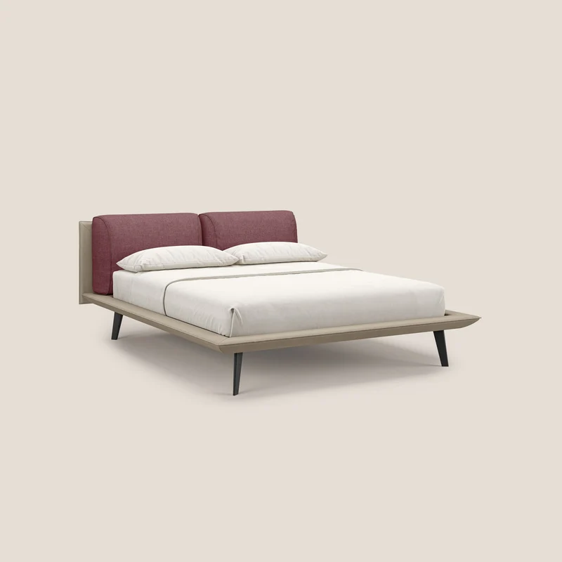 Petra lit design bicolore avec coussins en plumes, pieds foncés et tissu imperméable T11 et T06 taupe - rouge