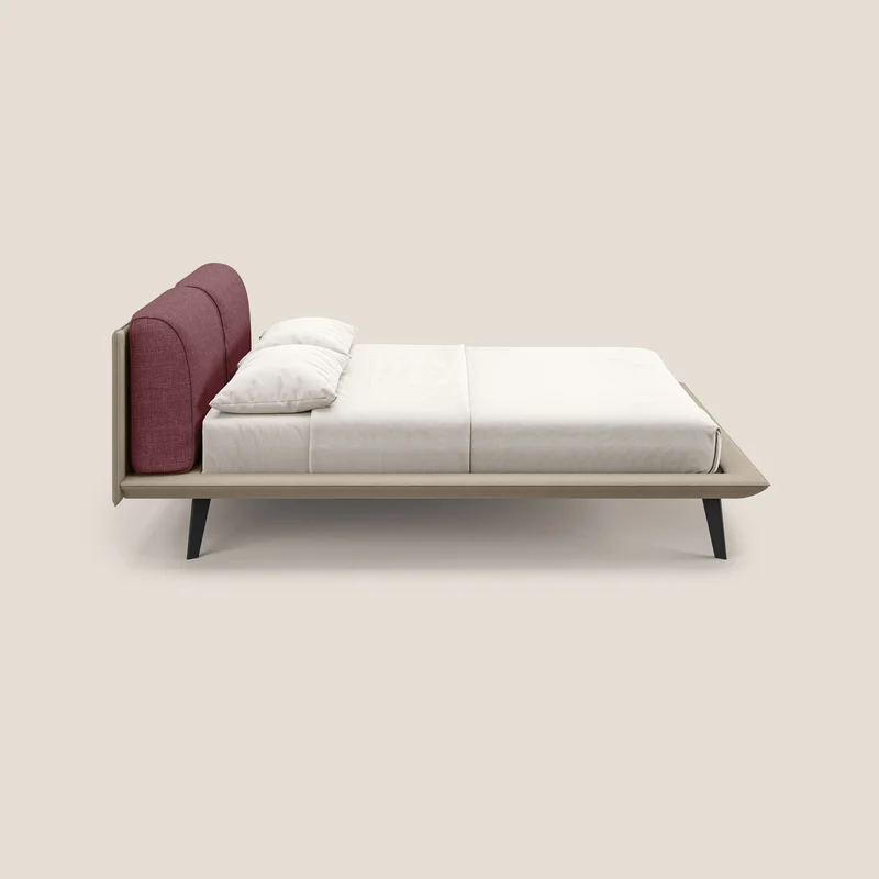 Petra lit design bicolore avec coussins en plumes, pieds foncés et tissu imperméable T11 et T06 taupe - rouge