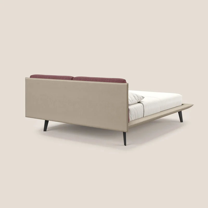 Petra lit design bicolore avec coussins en plumes, pieds foncés et tissu imperméable T11 et T06 taupe - rouge
