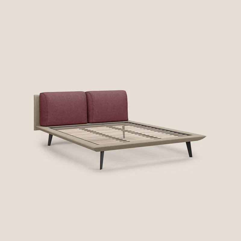 Petra lit design bicolore avec coussins en plumes, pieds foncés et tissu imperméable T11 et T06 taupe - rouge
