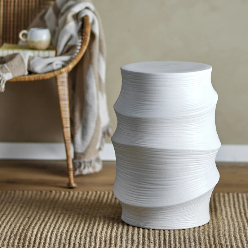 Volise table basse sculpturale cylindrique en grès stoneware blanc