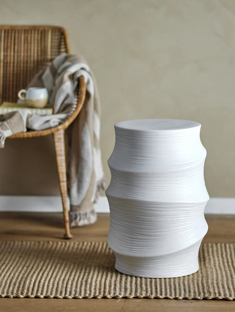 Volise table basse sculpturale cylindrique en grès stoneware blanc