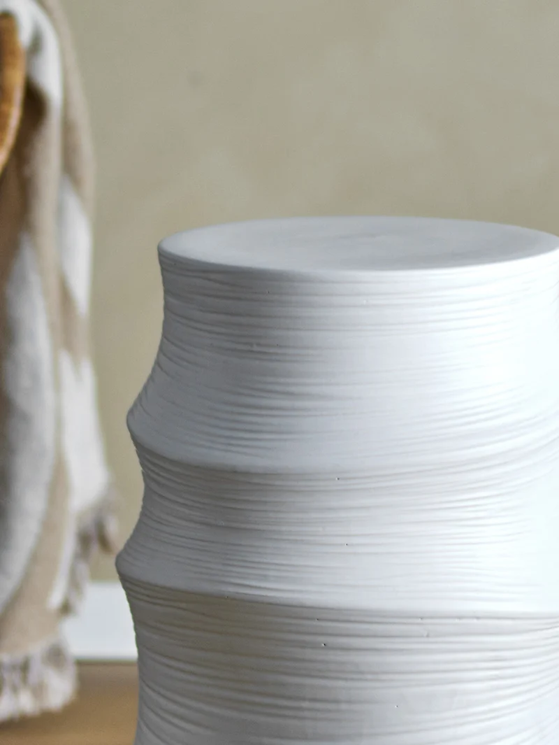 Volise table basse sculpturale cylindrique en grès stoneware blanc