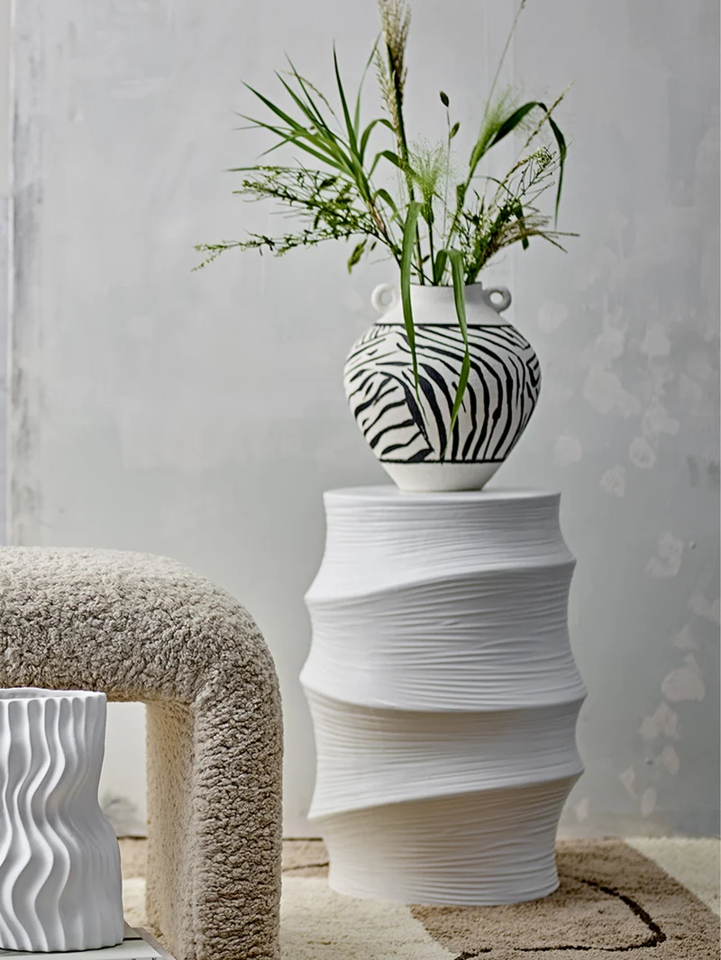 Volise table basse sculpturale cylindrique en grès stoneware blanc