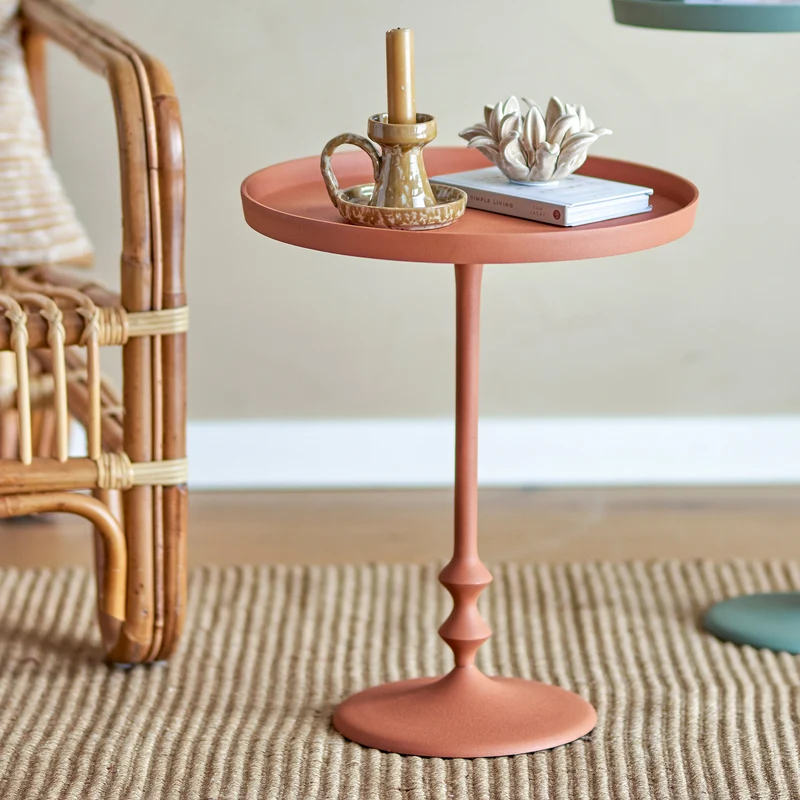Anjou, table d’appoint élégante en métal orange