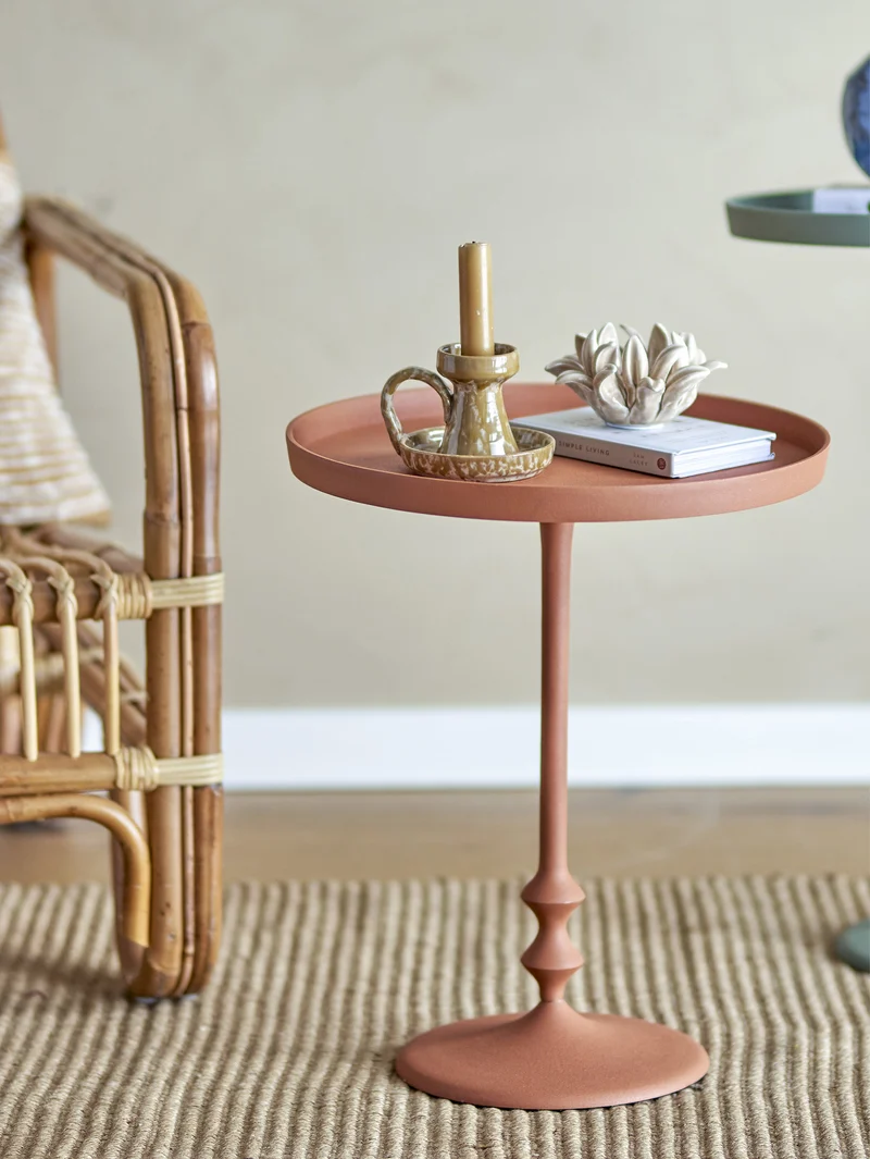 Anjou, table d’appoint élégante en métal orange