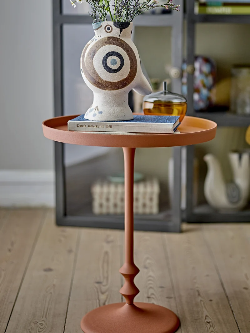 Anjou, table d’appoint élégante en métal orange