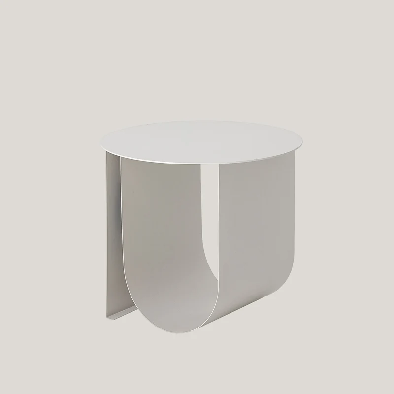 Jolie table basse scandinave en métal avec espace porte-revues gris clair