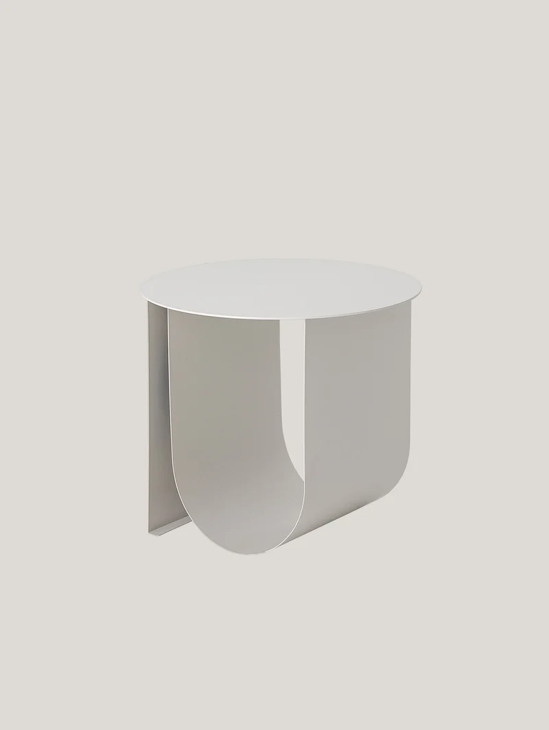 Jolie table basse scandinave en métal avec espace porte-revues gris clair