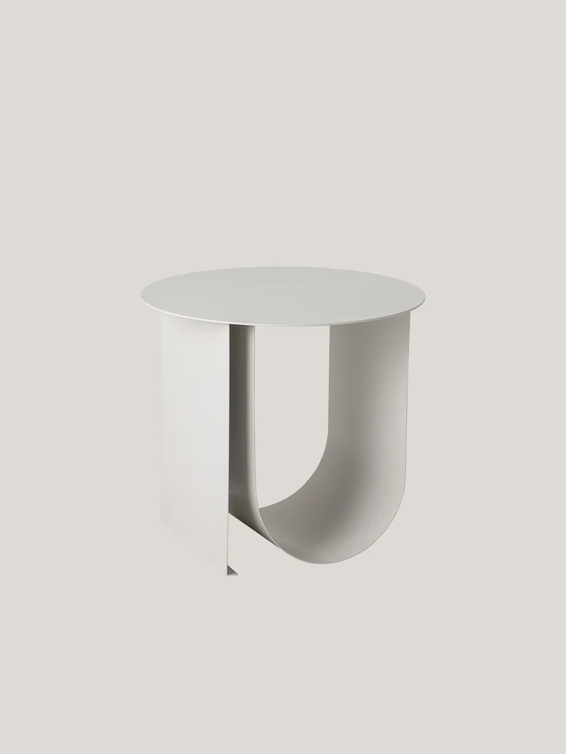 Jolie table basse scandinave en métal avec espace porte-revues gris clair